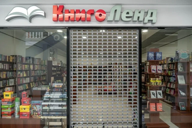 купить-защитные-решетки-роллетные-на-витрины (1)
