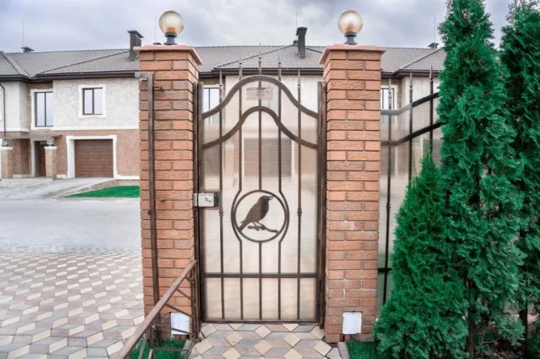 купить-кованые-ворота-с-калиткой-в-киеве-от-производителя-768x511
